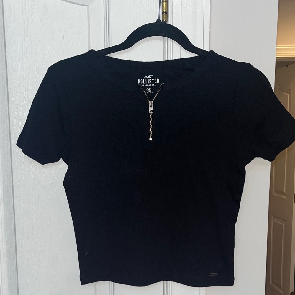 Hollister black 1/4 zip ribbed knit short sleeve baby tee Size M